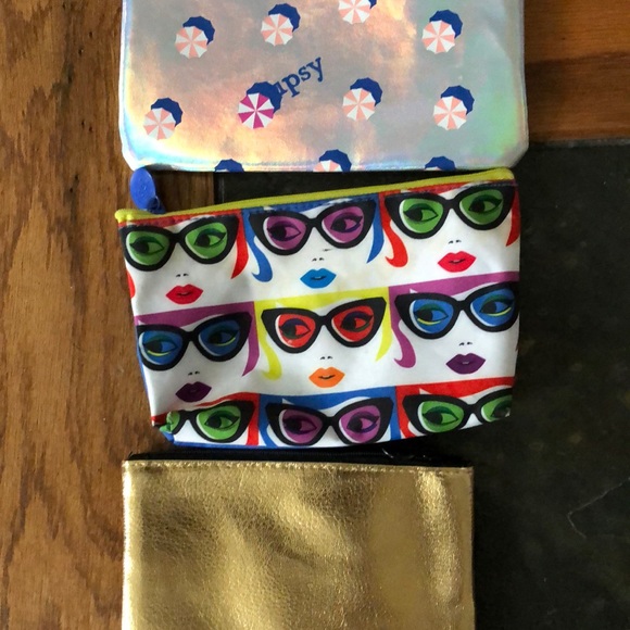 FREE with purchase over $50. Make-up bag. - Picture 2 of 4